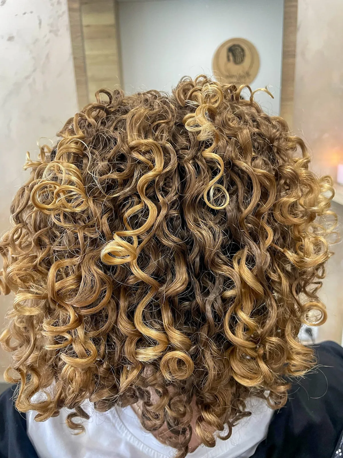 Po – CGM styling – lesklé definované kudrliny